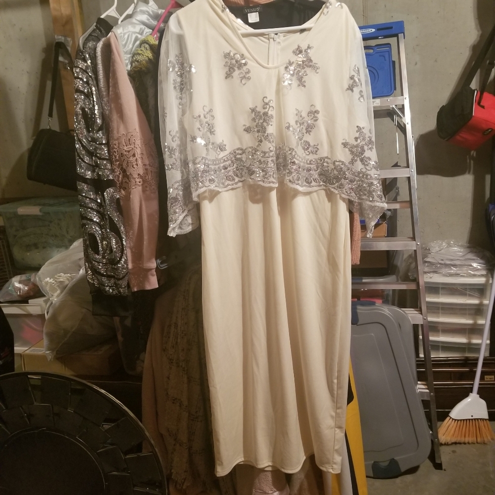 White vneck quarter sleeve dress